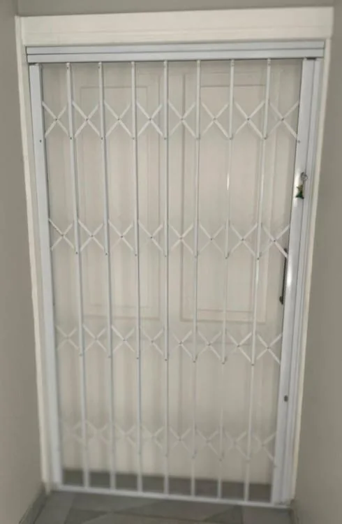 Retractable security gate — DU12R